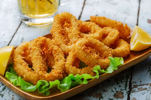 Anelli di calamari fritti impanati con limone — Foto Stock